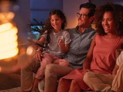 Ampoule LED connectée Philips Hue ronde IP20 E27 550lm 7W blanc chaud