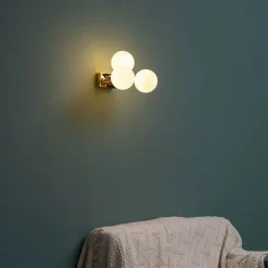 Applique charmante dorée trois sphères en verre blanc - Ambrosia