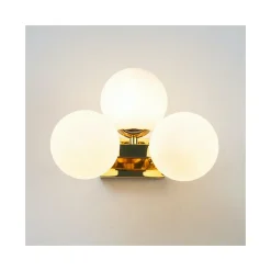 Applique charmante dorée trois sphères en verre blanc - Ambrosia