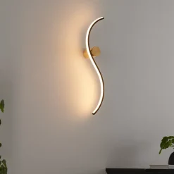 Applique LED longue vague noire et support laiton - Curva