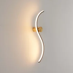 Applique LED longue vague noire et support laiton - Curva