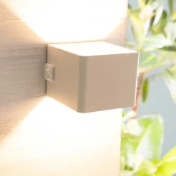 Applique LED magnétique d'extérieur à détecteur de mouvement rechargeable Iseo blanc IP44 300lm 4W Brilliant