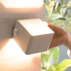 Applique LED magnétique d'extérieur à détecteur de mouvement rechargeable Iseo blanc IP44 300lm 4W Brilliant