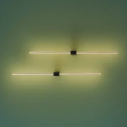 Applique LED minimaliste socle noir et tige laiton 80 cm - Edeline