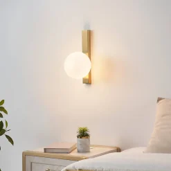 Applique moderne boule en verre et socle fin laiton - Noava