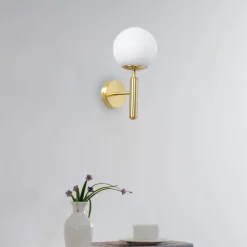 Applique murale avec globe en verre opalin et support doré douille E27 idéale pour chambre salon et couloir.