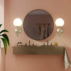 Applique murale avec globe en verre opalin et support doré douille E27 idéale pour chambre salon et couloir.