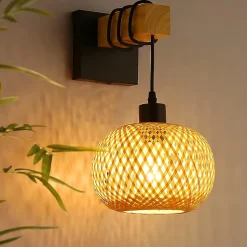 Applique Murale avec Support en Bois Naturel et Abat-jour en Osier Suspendu Base en Métal Noir Douille E27 pour Salon Co