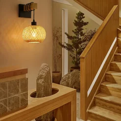 Applique Murale avec Support en Bois Naturel et Abat-jour en Osier Suspendu Base en Métal Noir Douille E27 pour Salon Co