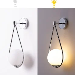 Applique murale design Goutte avec sphère en verre opalin et rosace métallique argentée E27.