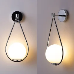 Applique murale design Goutte avec sphère en verre opalin et rosace métallique argentée E27.