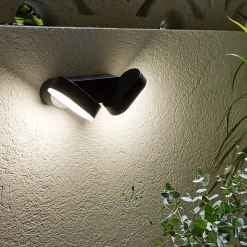 Applique murale d'extérieur LED 'Motus' en métal et plastique noir, avec LED intégrée