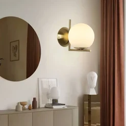 Applique Murale ESFERA avec Globe en Verre Opale E27 G45 Diffuseur en Verre Soufflé et Structure en Acier Doré.