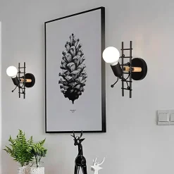 Applique murale Grimpeur avec Fourmi en métal noir et bois douille E27 idéale pour chambre denfant.