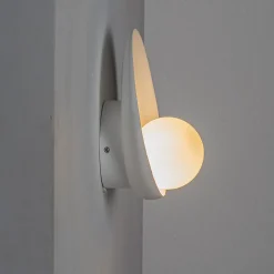 Applique murale moderne en résine de style milieu du siècle avec globe en verre blanc, dôme minimaliste en résine, G9 "NOA"