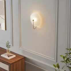 Applique murale ronde en verre opale avec base dorée élégante - Esmée