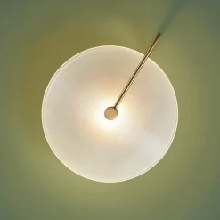 Applique murale ronde en verre opale avec base dorée élégante - Esmée