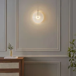 Applique murale ronde en verre opale avec base dorée élégante - Esmée