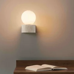 Applique murale sphérique en verre blanc sur socle en pierre - Oriane