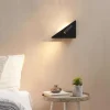 Applique noire triangle LED avec liseuse et angle droit à droite - Elaris Type A