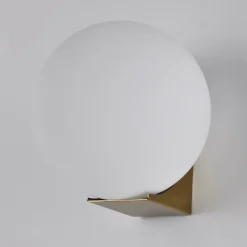 Applique ultra minimaliste boule blanche sur socle doré - Kandi