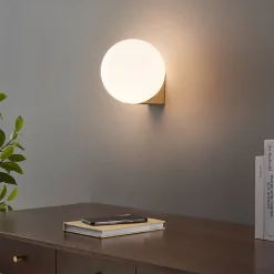Applique ultra minimaliste boule blanche sur socle doré - Kandi