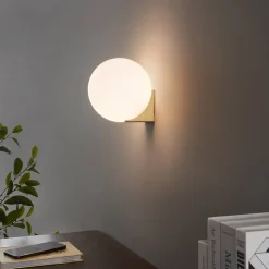 Applique ultra minimaliste boule blanche sur socle doré - Kandi