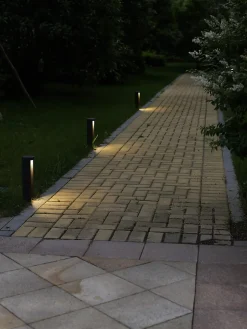 Borne extérieur COMBO en aluminium avec LED intégré - Noir - Lucide