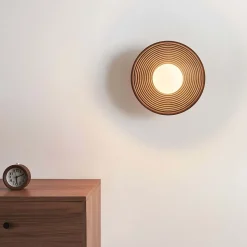 Eclairage moderne en bois de noyer et verre blanc - Thalan