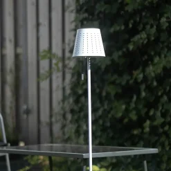 Lampadaire d'extérieur blanc avec LED à 3 niveaux de luminosité sur énergie solaire - Ferre