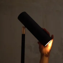 Lampadaire en métal avec finition noire sablée.