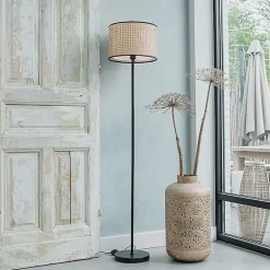 Lampadaire rustique noir avec abat-jour en rotin - Kata