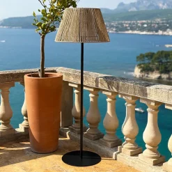Lampadaire solaire TALL RAFFY en polyrotin H170cm