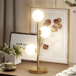 Lampadaire style néo-rétro métal effet laiton 3 abat-jours globe verre dépoli blanc