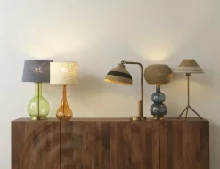 Lampe à poser en verre bleu avec abat-jour en fibre naturelle tressée
