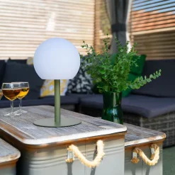 Lampe à poser POP - boule kaki rechargeable en métal LED IP44, 400 lumens, CCT et dimmable, hauteur ajustable