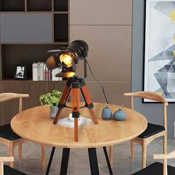 Lampe de table de style industriel avec trépied en bois, écran en métal réglable et design cinéma E27