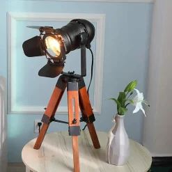Lampe de table de style industriel avec trépied en bois, écran en métal réglable et design cinéma E27