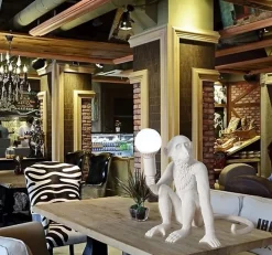 Lampe de Table Design Singe en Résine, Fini Doré, Style Industriel, Ampoule E27 à Filament, Idéale pour une Décoration M