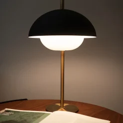 Lampe de table noire avec socle doré E27