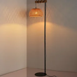 Lampe sur pied en bois et rotin avec abat-jour en bambou Ylva interrupteur au pied et design moderne pour salon ou cuisine E27