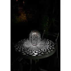 Lanterne solaire en métal ajouré design rétro- Hauteur 34,5cm- Diamètre 17,5cm- 1 LED blanche- 10 Lumens- Eclairage extérieur