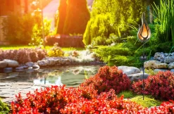 Piquet de terre solaire à LED 'FLAMME' Piquet de terre extérieur en métal couleur bronze et plastique, avec LED intégrée