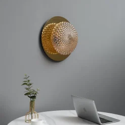 Plafonnier chic ou applique en métal doré et verre ambré graphique - Matera