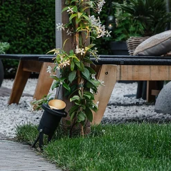 Projecteur de jardin à piquer noir avec cordon et prise IP65 - Done