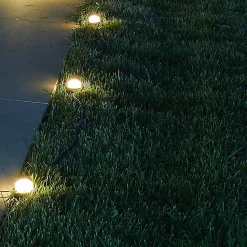 Spot de balisage solaire à planter ou fixer au mur LED Lumisky 0,09W IP65 80lm blanc chaud L.12m