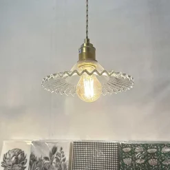 Suspension Jean en verre ondulé et monture dorée vieillie