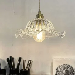 Suspension Jeanne en verre strié et monture dorée vieillie