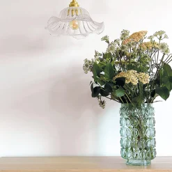 Suspension Jeanne en verre strié et monture dorée vieillie