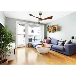 Twist, Ventilateur déstratificateur d'air, pales bois foncées 132 Cm, moteur laiton brossé, avec point lumineux LED.